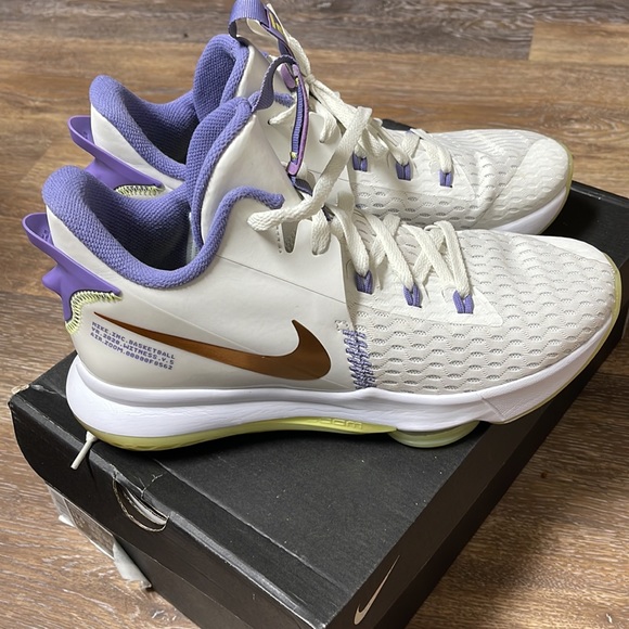 Lebron Witness V Summit white Metallic Bronze worn 3 times in great shape - Picture 7 of 10